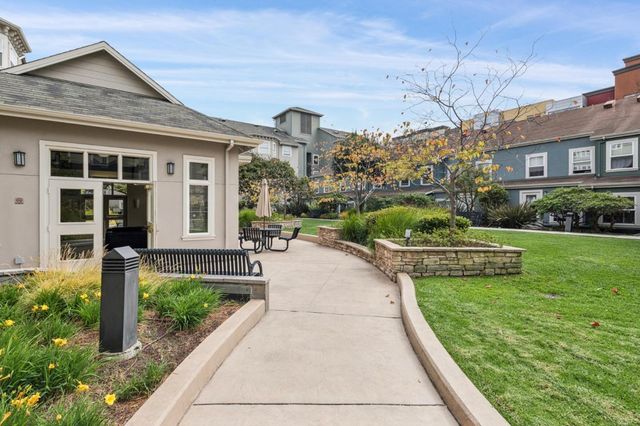 555 10th Street 102, Oakland, CA 94607