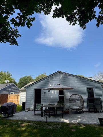 15 Rosedale Dr, Bristol, RI 02809