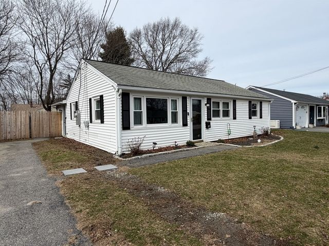 15 Rosedale Dr, Bristol, RI 02809