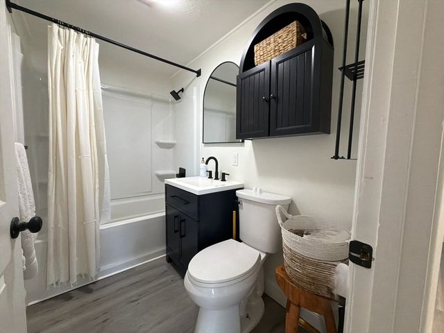 15 Rosedale Dr, Bristol, RI 02809