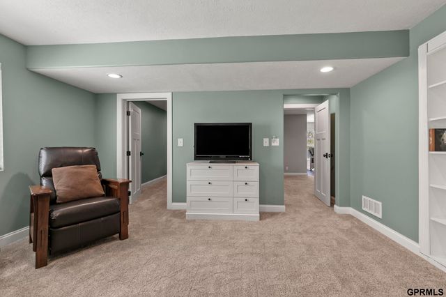 1617 NW 54th Court, Lincoln, NE 68528
