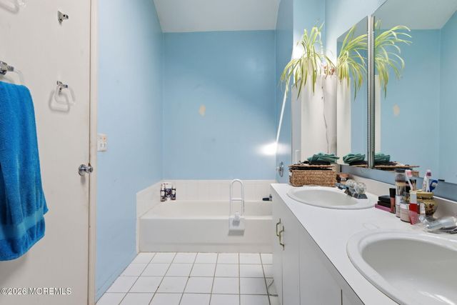 38 Kentucky Way, Freehold, NJ 07728