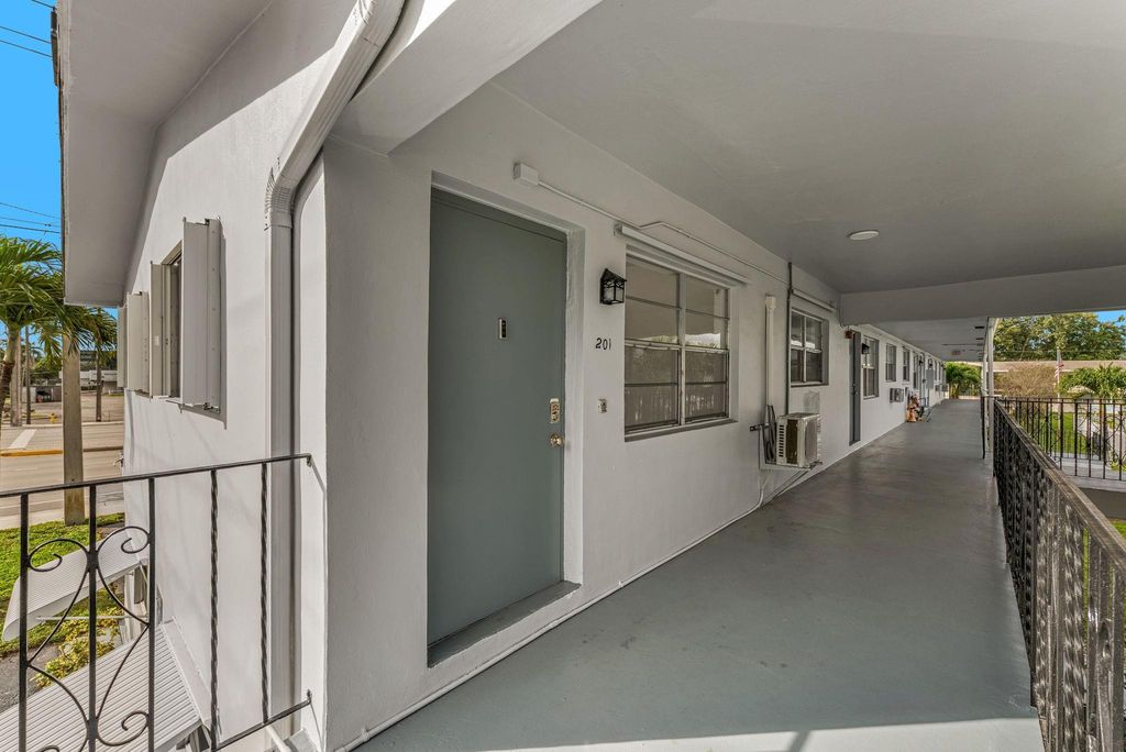 7401 Pines Boulevard 201, Pembroke Pines, FL 33024