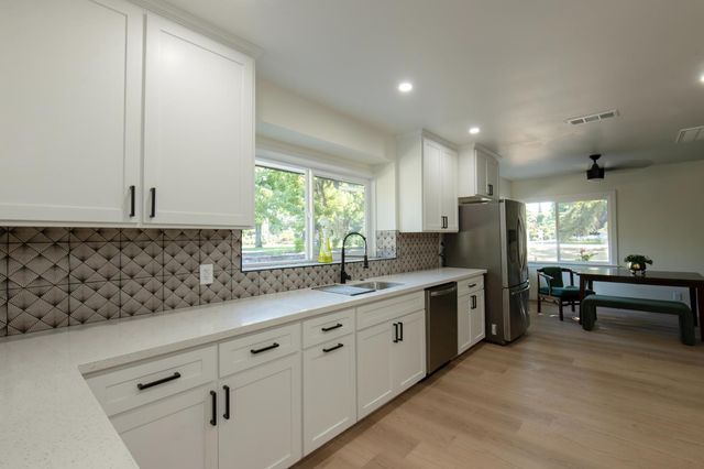 609 E Hampton, Fresno, CA 93704