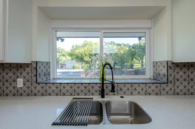 609 E Hampton, Fresno, CA 93704
