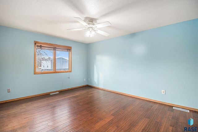 107 S Hampton Ave Avenue, Sioux Falls, SD 57110