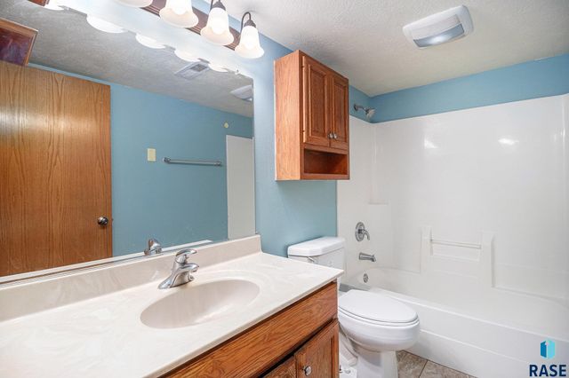 107 S Hampton Ave Avenue, Sioux Falls, SD 57110