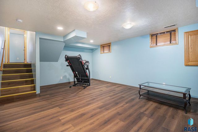 107 S Hampton Ave Avenue, Sioux Falls, SD 57110