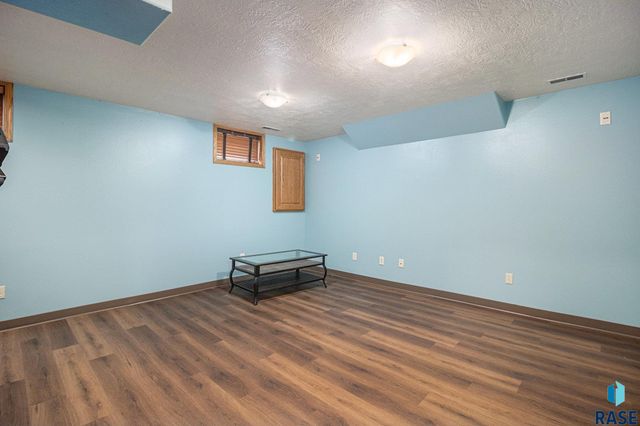 107 S Hampton Ave Avenue, Sioux Falls, SD 57110