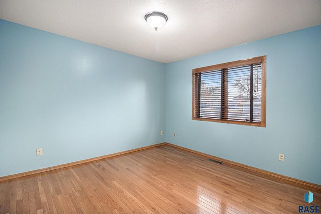 107 S Hampton Ave Avenue, Sioux Falls, SD 57110