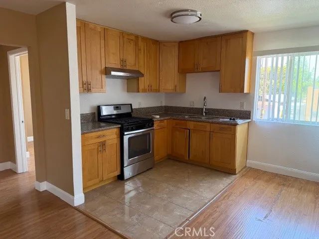 7811 S San Pedro 4, Los Angeles, CA 90003
