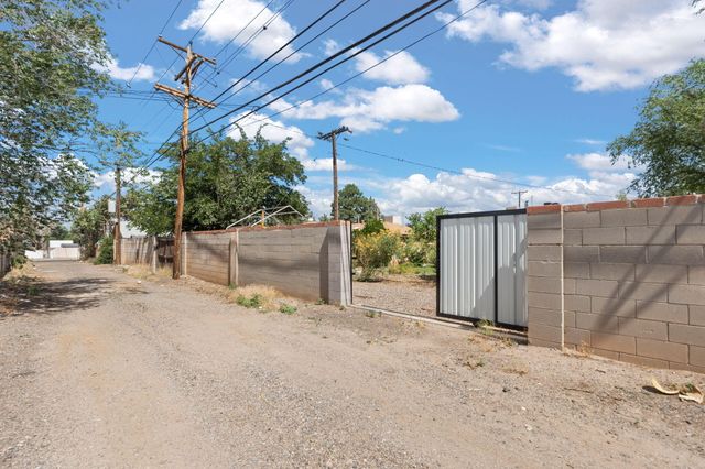 9010 Woodland Avenue NE, Albuquerque, NM 87112