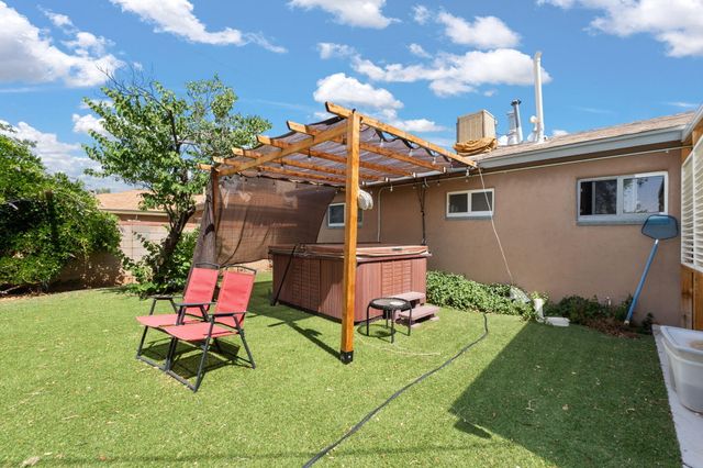 9010 Woodland Avenue NE, Albuquerque, NM 87112