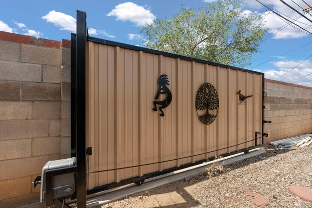 9010 Woodland Avenue NE, Albuquerque, NM 87112