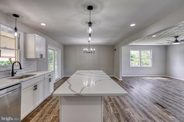 7 CRESTLINE DR, Manchester, PA 17345