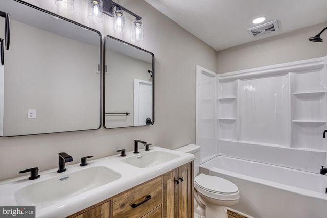 7 CRESTLINE DR, Manchester, PA 17345