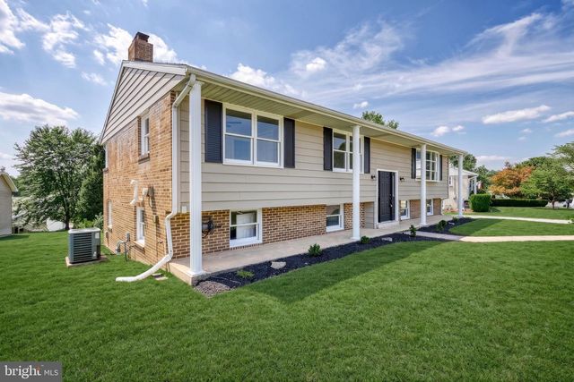 7 CRESTLINE DR, Manchester, PA 17345