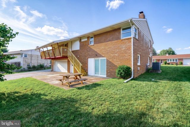 7 CRESTLINE DR, Manchester, PA 17345