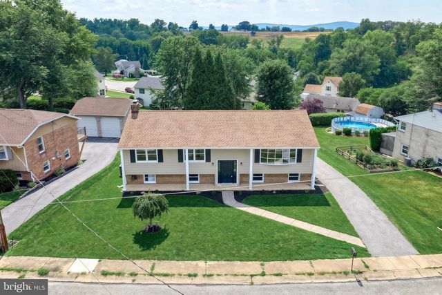 7 CRESTLINE DR, Manchester, PA 17345