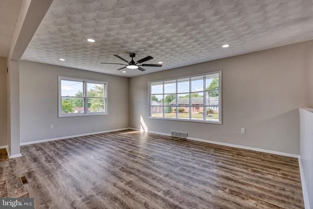 7 CRESTLINE DR, Manchester, PA 17345