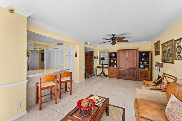 372 Golfview Road 101, North Palm Beach, FL 33408