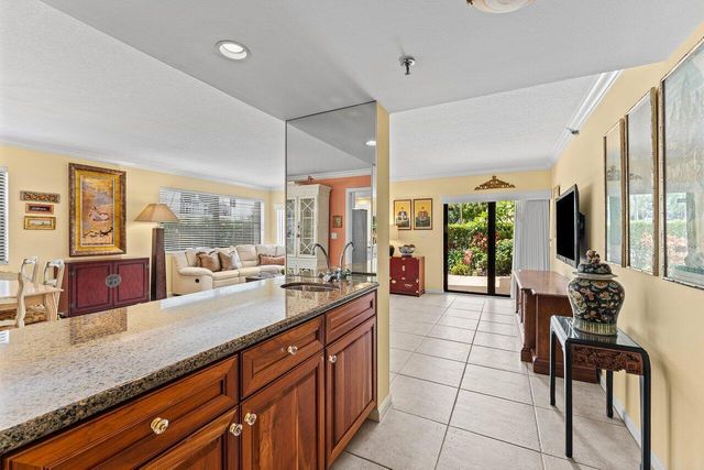 372 Golfview Road 101, North Palm Beach, FL 33408