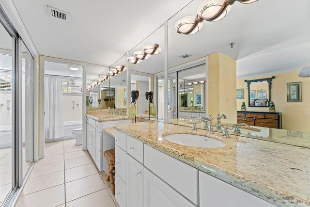 372 Golfview Road 101, North Palm Beach, FL 33408