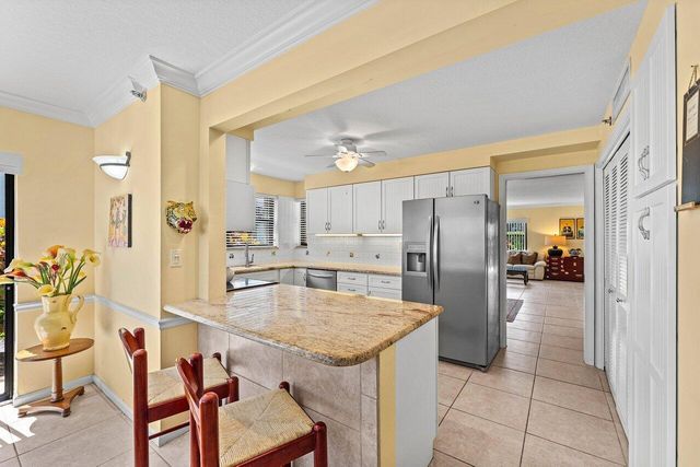 372 Golfview Road 101, North Palm Beach, FL 33408