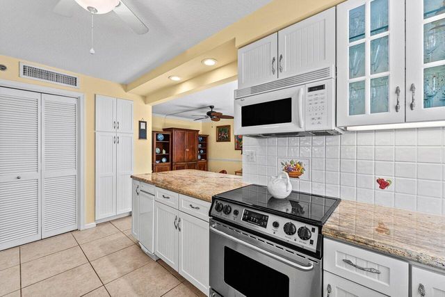372 Golfview Road 101, North Palm Beach, FL 33408