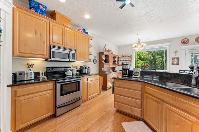 847 Three Pines Road, Grants Pass, OR 97526