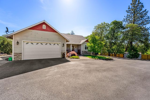 847 Three Pines Road, Grants Pass, OR 97526