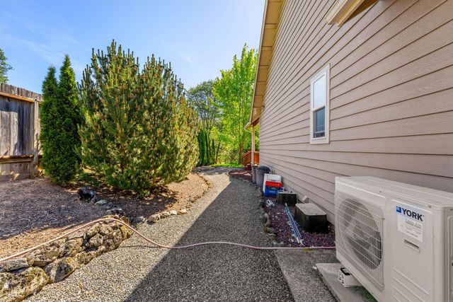 847 Three Pines Road, Grants Pass, OR 97526