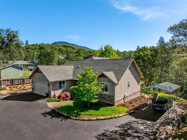 847 Three Pines Road, Grants Pass, OR 97526