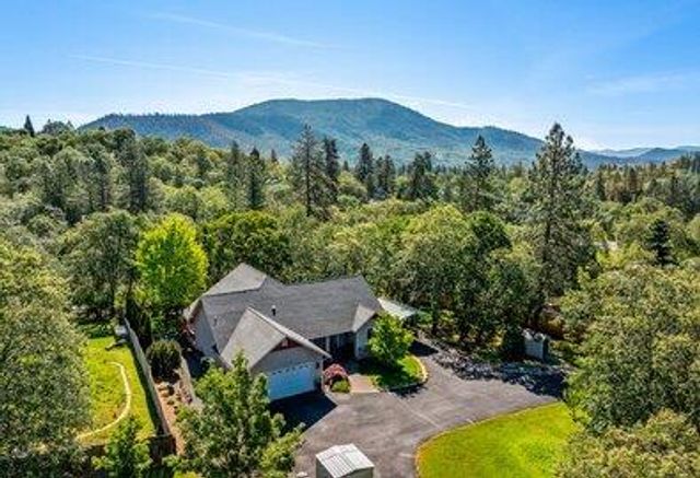 847 Three Pines Road, Grants Pass, OR 97526