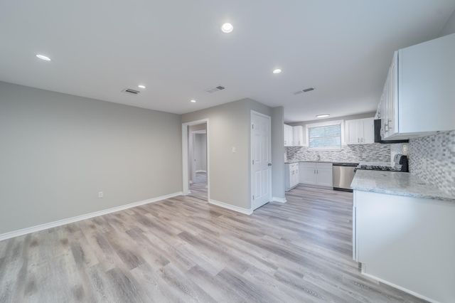 5739 Skylane Drive, Montgomery, TX 77316