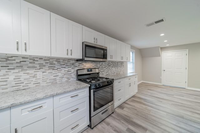 5739 Skylane Drive, Montgomery, TX 77316
