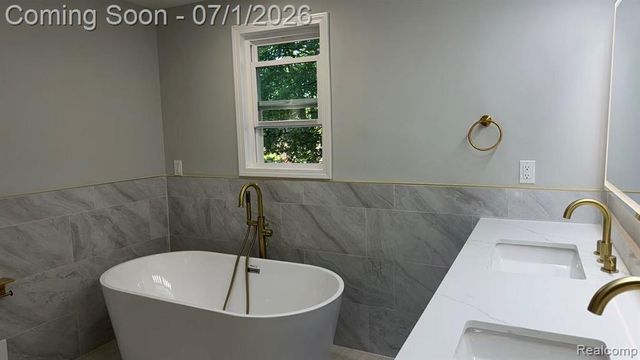 3874 Burkoff Drive, Troy, MI 48084