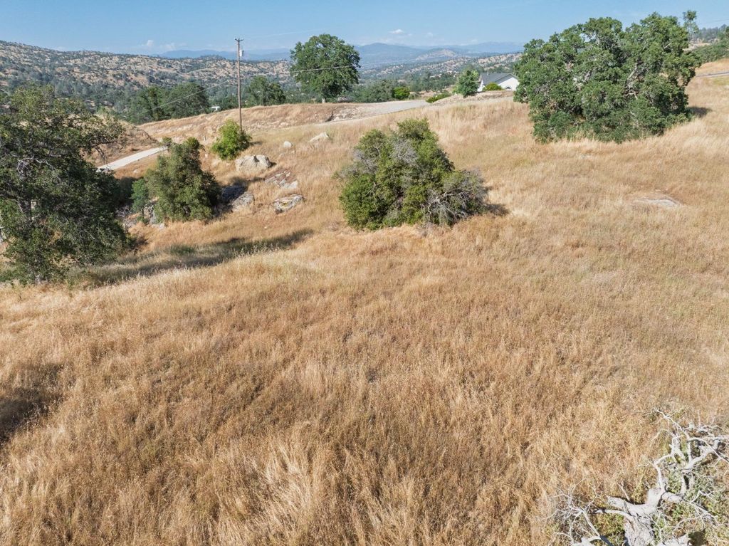 Image 12 of property listing at 39854 Lilley Mountain Drive, Coarsegold, CA 93614