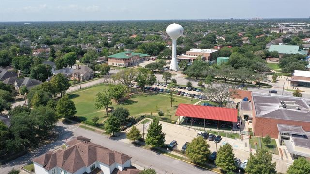 4714 Holt, Bellaire, TX 77401