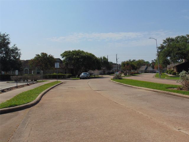 30 Barcelona Court, Missouri City, TX 77459