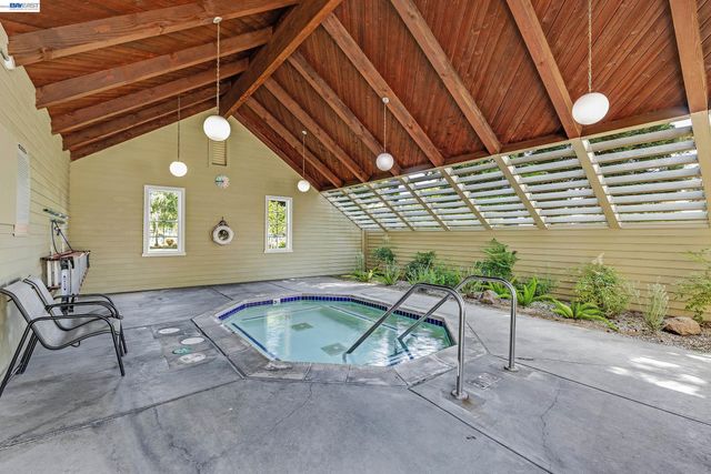 29354 Middleborough 160, Hayward, CA 94544
