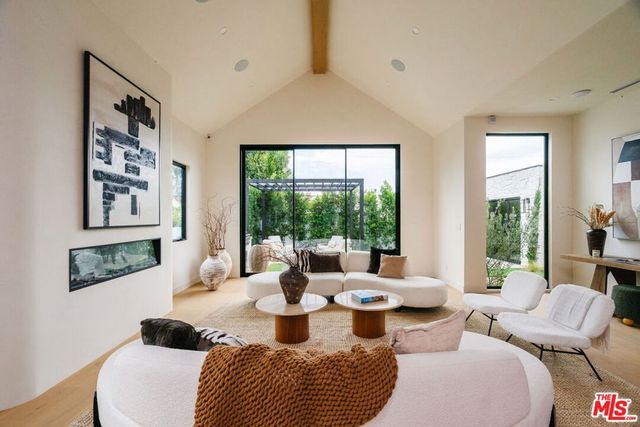 1605 S Point View Street, Los Angeles, CA 90035