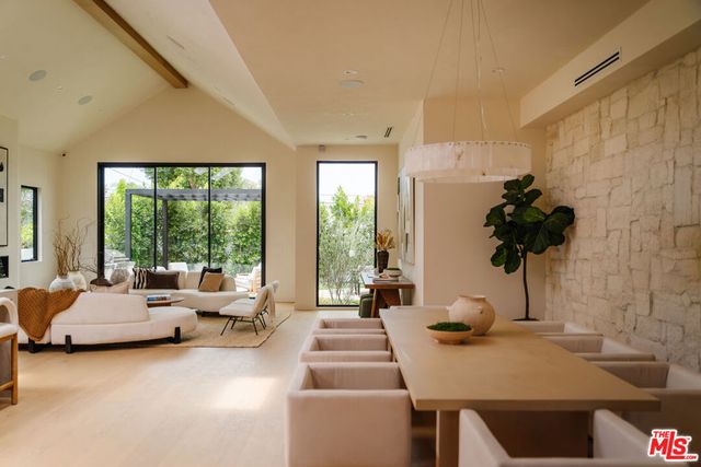 1605 S Point View Street, Los Angeles, CA 90035