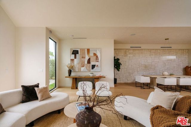 1605 S Point View Street, Los Angeles, CA 90035