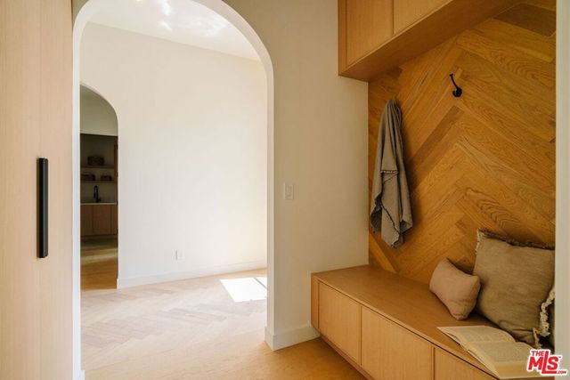 1605 S Point View Street, Los Angeles, CA 90035