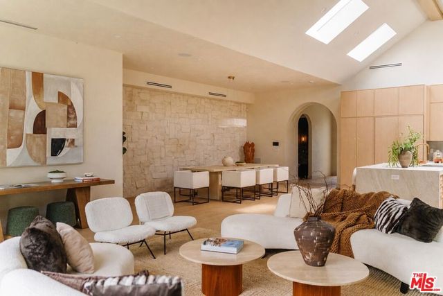1605 S Point View Street, Los Angeles, CA 90035