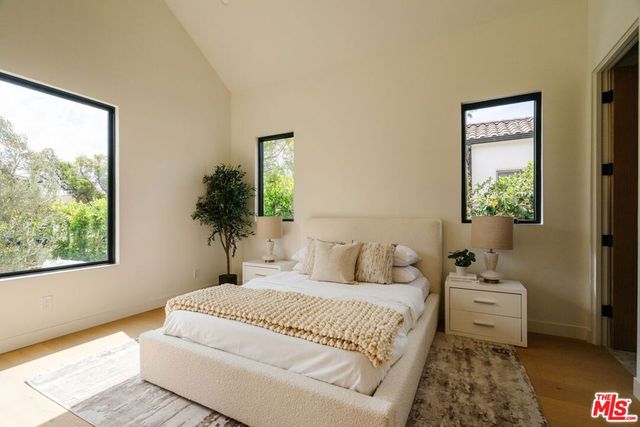 1605 S Point View Street, Los Angeles, CA 90035