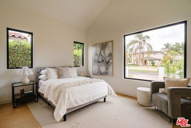 1605 S Point View Street, Los Angeles, CA 90035