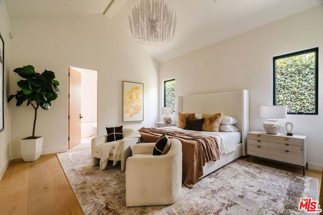 1605 S Point View Street, Los Angeles, CA 90035