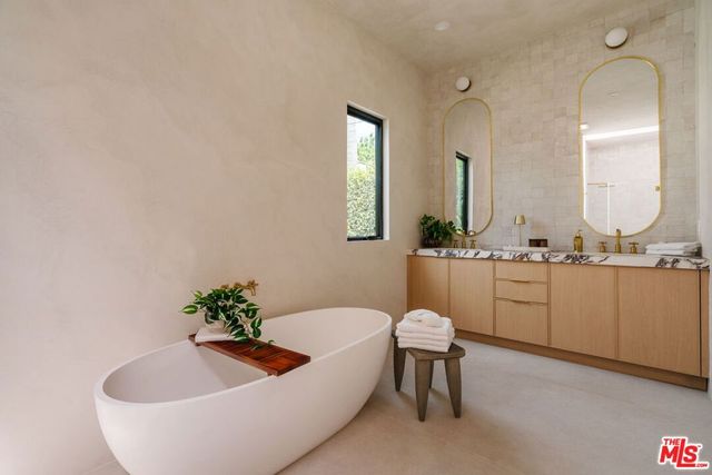 1605 S Point View Street, Los Angeles, CA 90035